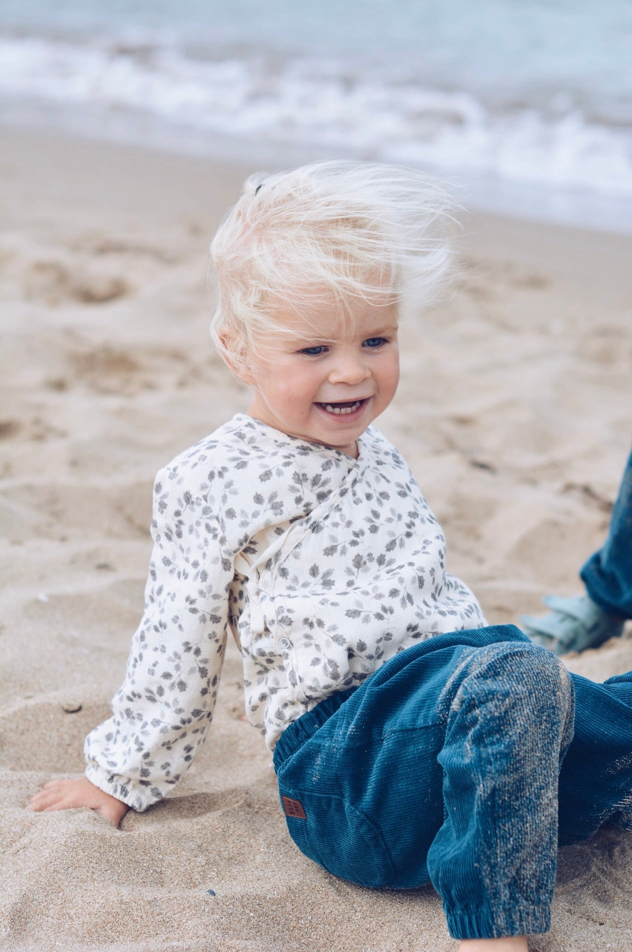 Baby bodysuit - leaves pattern