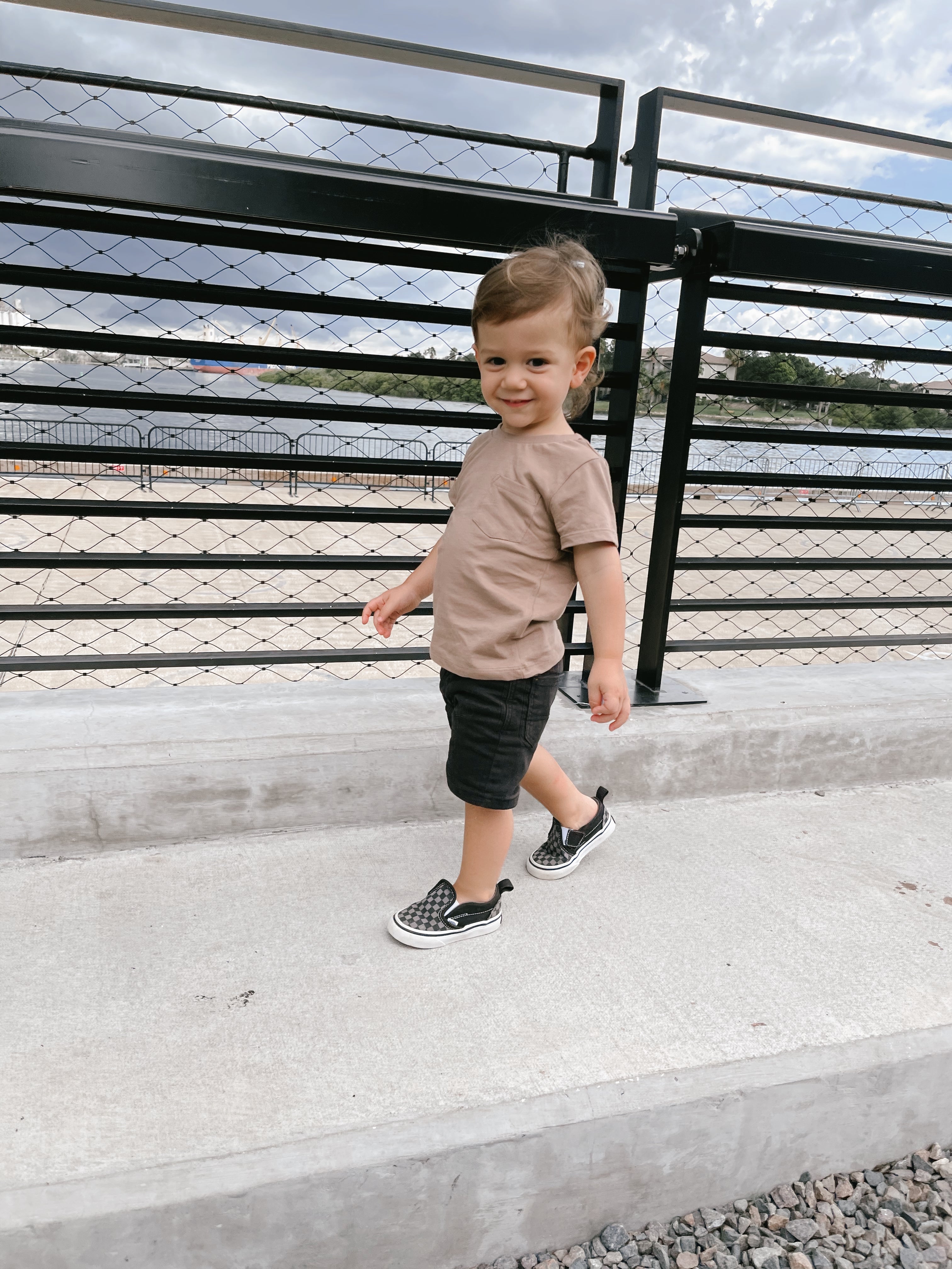 Roman modeling the Everest Pocket Tee - Truffle
