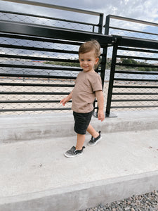 Roman modeling the Everest Pocket Tee - Truffle